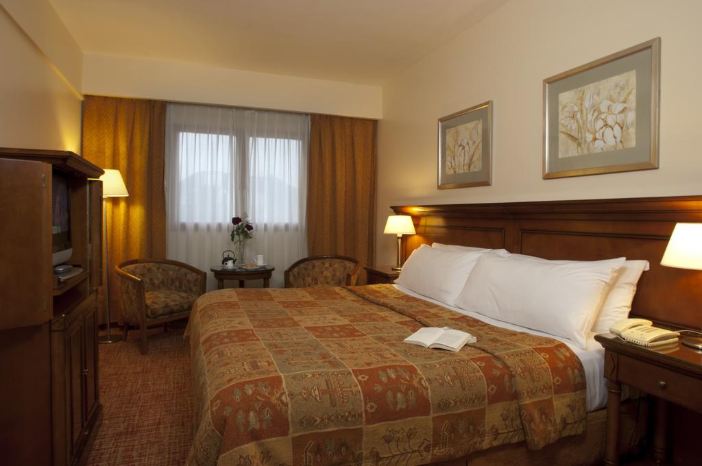 Imagem de um dos quartos do Hotel Albatroz 